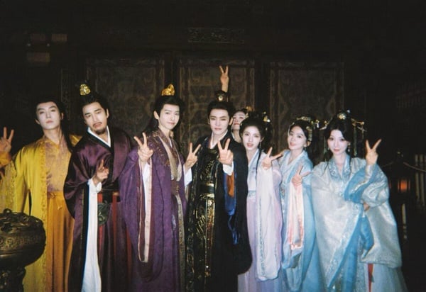 《雀骨》劇情看點＆角色介紹：侯明昊紅袍戰損世子封神，與小11歲艾米上演先婚後愛