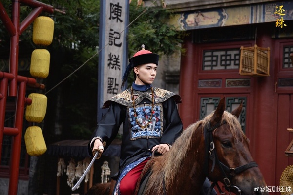 《還珠格格》今年推出短劇版《還珠》，網上也是罵聲不斷，除了劇情被魔改成穿越劇外，選角也讓不少粉絲崩潰，女主角找的是《狐妖小紅娘月紅篇》的胡連馨，古裝扮相好看，而男主角找的則是男團出身的新人演員羅一舟，兩人雖然適配度不低，但羅一舟其實比較適合時裝，這次在短劇版換上光頭造型，就沒有那麼驚艷了！