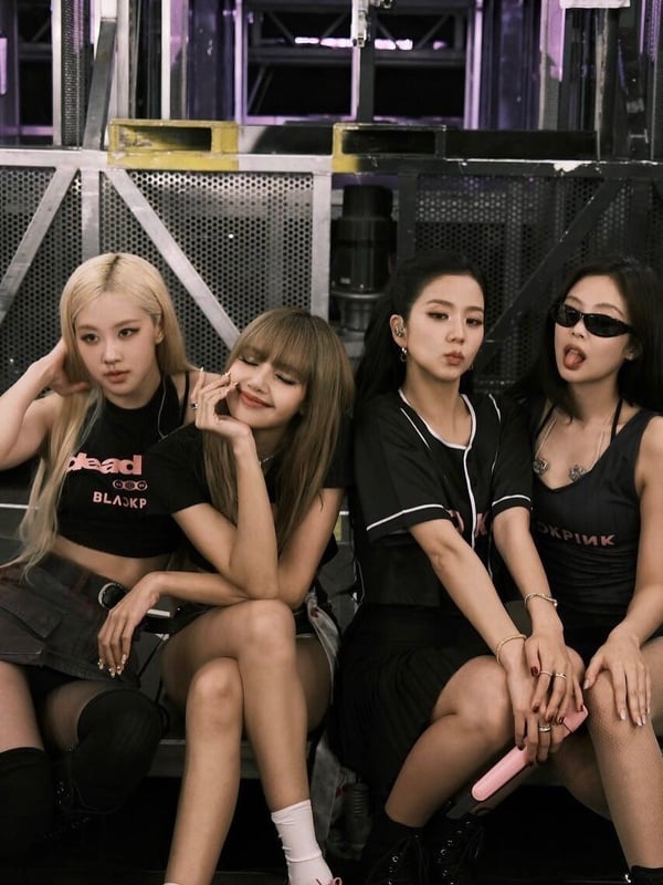 全球人氣女團BLACKPINK的團體合照，四位成員Jisoo, Jennie, Rosé, Lisa展現舞台魅力。