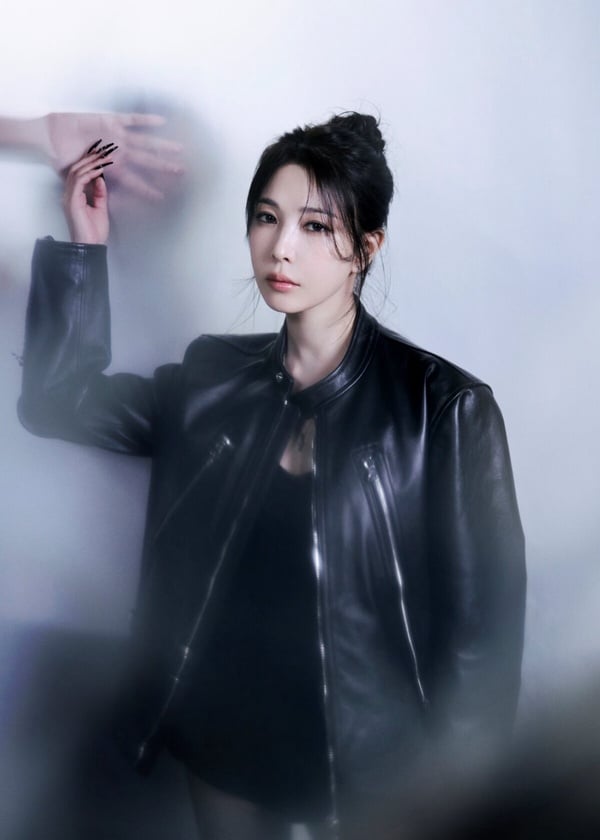 韓國天后BoA寶兒的個人宣傳照，她身穿時尚服飾展現自信氣場，為2025日本Kpop人氣歌手之一