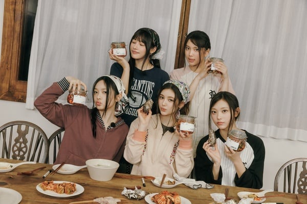 韓國人氣女團NewJeans的團體照，五位成員以Y2K風格的校園造型亮相。