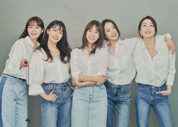 韓國女團KARA為慶祝15週年回歸的五人體制宣傳照，成員們展現成熟魅力