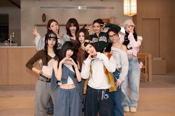 韓國人氣女團TWICE的團體宣傳照，九位成員一字排開，展現甜美活力的風格