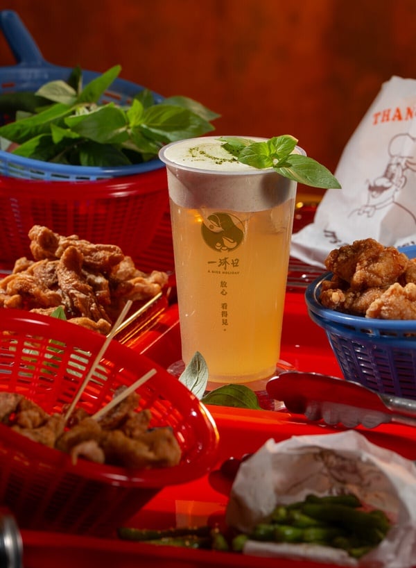 一沐日創意飲品高讚塔烏龍綠，上方是九層塔風味的鹹奶蓋