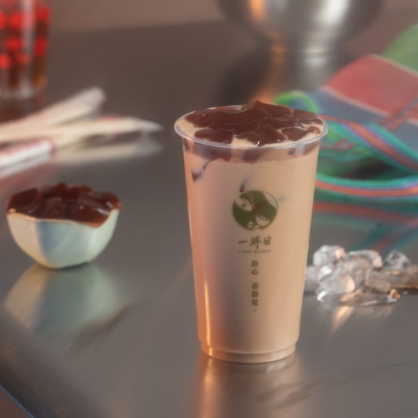 一沐日粉粿黑糖奶茶，杯中可見深色的黑糖與Q彈的粉粿配料