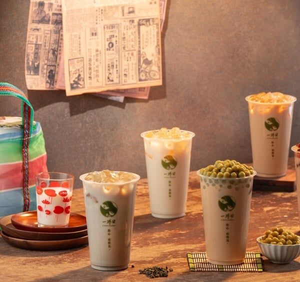 一杯一沐日蕎麥鮮奶茶，杯身印有品牌Logo
