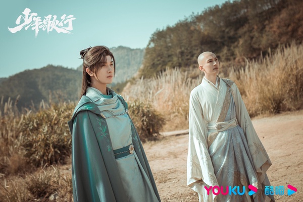 《少年歌行》改編自同名小說，這是近年的高評價武俠劇。這部劇最初不太被在意，沒有頂流演員，卻憑藉紮實的劇本成為黑馬劇。也是因為《少年歌行》很成功，後續才又推出《少年白馬醉春風》和《暗河傳》等同世界觀續作。只是《少年白馬醉春風》和《暗河傳》都被認為沒有超越《少年歌行》，它太經典了！