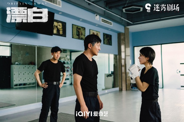 郭京飛是大家眼熟的演員，他主演過《都挺好》、《山海情》等多部高收視熱劇，像這種演員流量不高，但大眾熟悉，也有口碑，有些收視號召力意外不錯呢！郭京飛主演的《漂白》是今年熱門懸疑劇，熱播時相當出圈，而他主演的另一部生活劇《駐站》也一樣是今年收視表現不錯的劇。