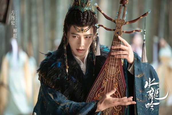 羅雲熙、方逸倫都是公認的古裝美男，兩人分別飾演「唐儷辭」及「柳眼」，在古裝劇《水龍吟》有一段好嗑的兄弟情，他們曾是師兄弟的關係，但兩人因大師兄方周的死而反目成仇，柳眼為了殺唐儷辭，所以一直頂著他的名義到處殺人，唐儷辭即使知道這是柳眼的算計，依舊願意以身入局，而且願意不顧一切地救下他，只不過這對兄弟是BE收場，讓不少粉絲都覺得太遺憾。