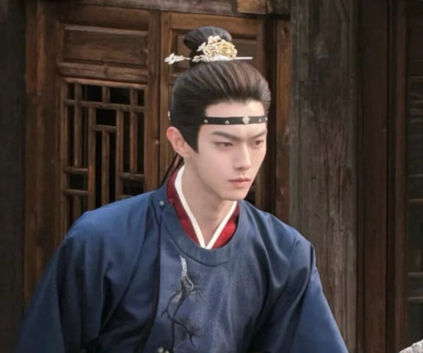 許凱雖然今年《子夜歸》的表現普普，但他的新劇《一甌春》 熱度依舊居高不下，這部搭檔《錦月如歌》的周也，不只是高顏值組合，搭在一起也蠻有CP火花的！只不過許凱《一甌春》的造型曝光後，網上卻評價兩極，不少網友表示，感覺《一甌春》 的服化不太穩定，造型沒那麼驚艷，服裝也沒《子夜歸》好看，蠻可惜的！