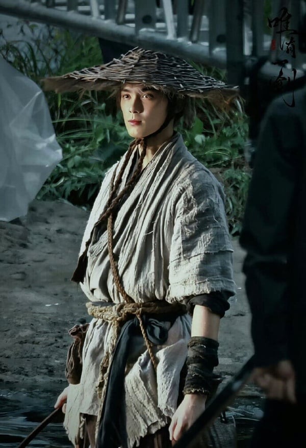 《劍來》近日也官宣開拍，由吳磊主演，這部改編自烽火戲諸侯的同名小說，與《雪中悍刀行》是同位作者，原著熱度也不小，故事和《凡人修仙傳》有點類似，吳磊飾演的是修仙少年「陳平安」，網上已經有吳磊的新造型路透，即使戴著斗笠、穿著粗麻布衣，吳磊還是很帥氣，而且眼神充滿著少年感，與原著的男主角人設蠻貼合的，所以引起許多觀眾期待！