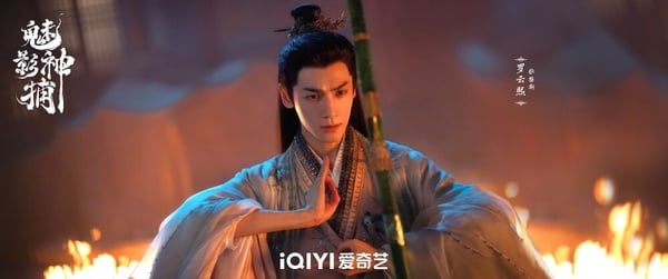 羅雲熙的《魅影神捕》也殺青了，這部搭檔了《水龍吟》方逸倫，兩位古裝男神再度合作，讓粉絲們都非常期待！羅雲熙飾演的是「青陽公子」黎斯，雖然《魅影神捕》是探案劇，但只要羅雲熙一穿上古裝，明明不是演仙俠劇，還是會讓人覺得仙氣十足，古裝真的非常好看，很適合淺色造型！