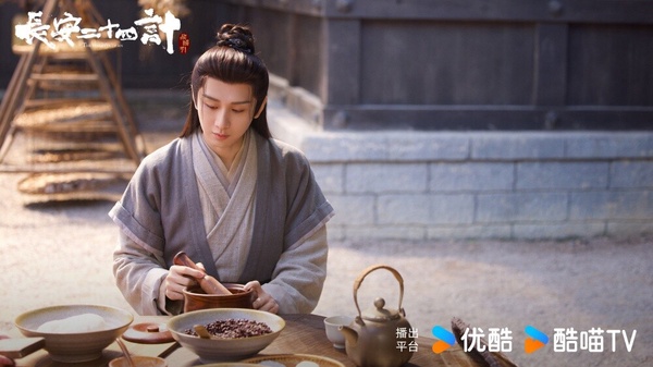《長安二十四計》是成毅主演的新劇，演員卡司陣容很強大，找來了不少老戲骨主演呢！而相較於仙俠劇《天地劍心》，成毅在《長安二十四計》的古裝造型就比較樸素，幾乎都是淺色系的服裝，不過成毅是淡顏系的男星，比起華麗鮮艷的造型，穿淺色反而更適合他！