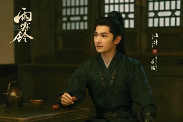 楊洋手裡還有一部大男主古裝劇《雨霖鈴》，合作《難哄》章若楠，這部討論度也很高，畢竟是正午陽光出品，製作質感有保證，而楊洋是大家公認的古裝男神，演古裝幾乎沒翻車，所以在《雨霖鈴》也是穩定發揮，甚至還有粉絲說，楊洋在《雨霖鈴》飾演展昭的扮相，可以說是顏值巔峰了！