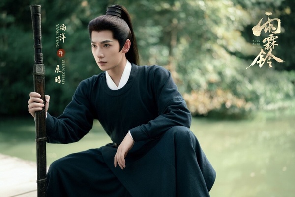 楊洋手裡還有一部大男主古裝劇《雨霖鈴》，合作《難哄》章若楠，這部討論度也很高，畢竟是正午陽光出品，製作質感有保證，而楊洋是大家公認的古裝男神，演古裝幾乎沒翻車，所以在《雨霖鈴》也是穩定發揮，甚至還有粉絲說，楊洋在《雨霖鈴》飾演展昭的扮相，可以說是顏值巔峰了！