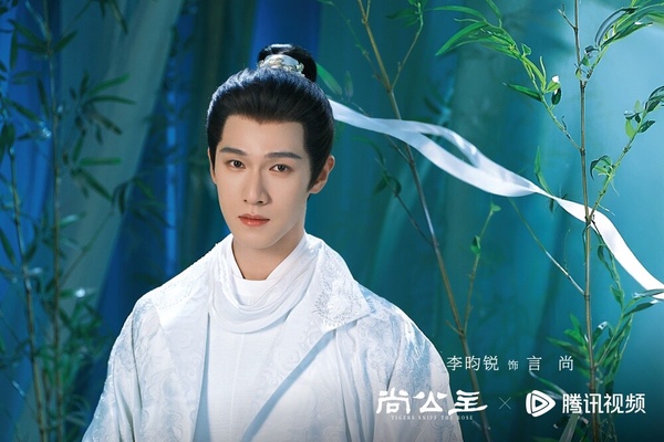 《尚公主》 是孟子義、李昀銳的三搭作品，兩人CP火花爆棚，所以一官宣就有高熱度！而李昀銳是近年的新古裝男神，不只顏值高，他的古裝儀態也好，很有少年感，給人溫文儒雅的感覺，蠻適合演書生類型的角色，而他在《尚公主》 演的就是書生「言尚」，外表看似文弱，實則心機深沉，在朝廷上與百官鬥智鬥勇。