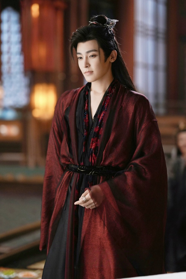 侯明昊近年以仙俠劇《入青雲》、《護心》人氣上升，是大家很喜歡的古裝美男。侯明昊的顏值網友普遍都是認可的，他屬於濃顏的長相，五官精緻搶眼，沒有任何短板和死角，而且古裝時裝都好看。