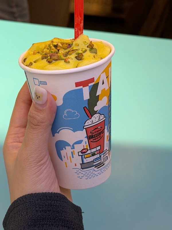 DQ冰淇淋首店在台北101，必吃「開心果暴風雪、疊疊樂甜筒」！CREMIA草莓霜淇淋開賣
