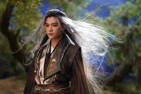 丁禹兮在《永夜星河》、《七時吉祥》都有白髮造型！《永夜星河》劇中，丁禹兮飾演的慕聲是半妖，平時都以髮帶壓抑半妖的力量，但髮帶一拆下來，慕聲就會露出半妖的模樣，變成白髮。