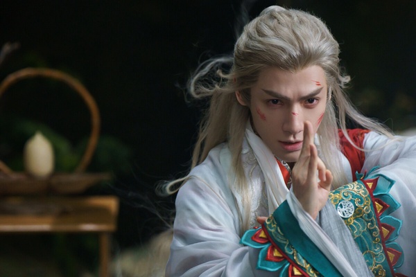 羅雲熙在《水龍吟》也有超仙的古裝白髮造型！《水龍吟》講述從「異境」來的神秘高手唐儷辭，被迫捲入顛覆武林的陰謀，過程中與池雲、沈郎魂等人產生羈絆，最終肩負起武林使命的故事。