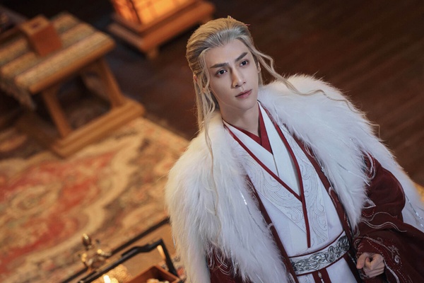 羅雲熙在《水龍吟》也有超仙的古裝白髮造型！《水龍吟》講述從「異境」來的神秘高手唐儷辭，被迫捲入顛覆武林的陰謀，過程中與池雲、沈郎魂等人產生羈絆，最終肩負起武林使命的故事。