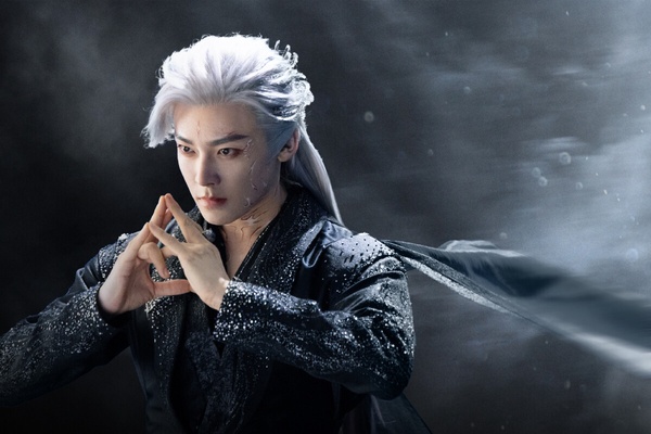 侯明昊在《入青雲》的白髮超好看！劇中侯明昊飾演紀伯宰，他是極星淵的罪囚鬥者，表面紈絝實則深沉心機。紀伯宰遭反派設局，他自願化身妖鼎封印妖獸卻遭反噬，因而有了白髮造型。侯明昊的白髮真的帥！