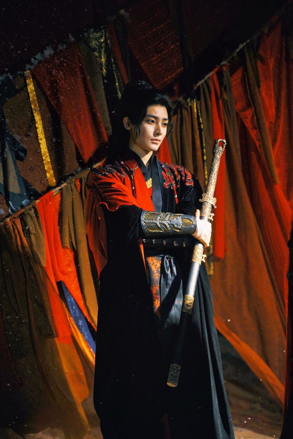 今年侯明昊因《入青雲》人氣大漲，而侯明昊在新劇《雀骨》也要演少年將軍，古裝扮相一樣超帥！《雀骨》找來侯明昊、艾米組CP，故事從一場被迫的契約婚姻開始，精通墨家機關術的太傅之女「謝嘉魚」嫁入靖安王府，與外傳荒淫暴戾、實則背負弒君汙名的世子「蕭無衣」成婚。夫妻倆各懷鬼胎，從彼此猜忌、隱瞞，再到生死與共。