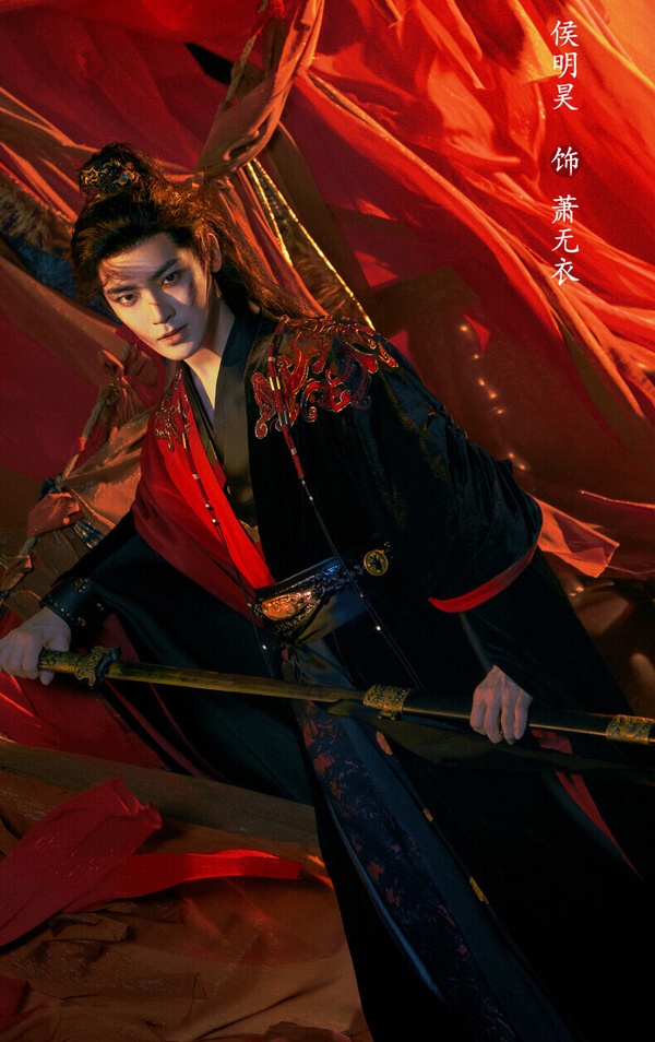 今年侯明昊因《入青雲》人氣大漲，而侯明昊在新劇《雀骨》也要演少年將軍，古裝扮相一樣超帥！《雀骨》找來侯明昊、艾米組CP，故事從一場被迫的契約婚姻開始，精通墨家機關術的太傅之女「謝嘉魚」嫁入靖安王府，與外傳荒淫暴戾、實則背負弒君汙名的世子「蕭無衣」成婚。夫妻倆各懷鬼胎，從彼此猜忌、隱瞞，再到生死與共。