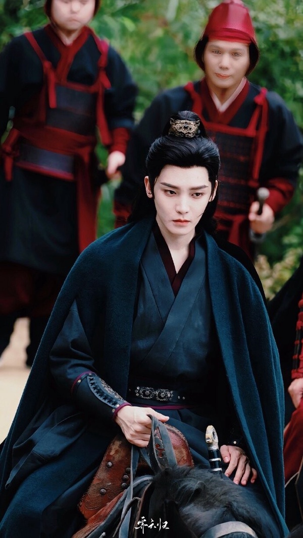 今年侯明昊因《入青雲》人氣大漲，而侯明昊在新劇《雀骨》也要演少年將軍，古裝扮相一樣超帥！《雀骨》找來侯明昊、艾米組CP，故事從一場被迫的契約婚姻開始，精通墨家機關術的太傅之女「謝嘉魚」嫁入靖安王府，與外傳荒淫暴戾、實則背負弒君汙名的世子「蕭無衣」成婚。夫妻倆各懷鬼胎，從彼此猜忌、隱瞞，再到生死與共。