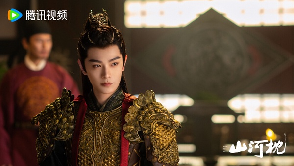 《山河枕》丁禹兮的少年將軍扮相超帥！劇中丁禹兮飾演的衛韞本來是個意氣風發、無憂無慮的少年，天塌下來有哥哥頂著，然而一場戰役，衛家七子去，一子歸，只有衛韞活了下來。衛韞不得不一夜長大，撐起衛家。
