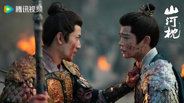 《山河枕》丁禹兮的少年將軍扮相超帥！劇中丁禹兮飾演的衛韞本來是個意氣風發、無憂無慮的少年，天塌下來有哥哥頂著，然而一場戰役，衛家七子去，一子歸，只有衛韞活了下來。衛韞不得不一夜長大，撐起衛家。