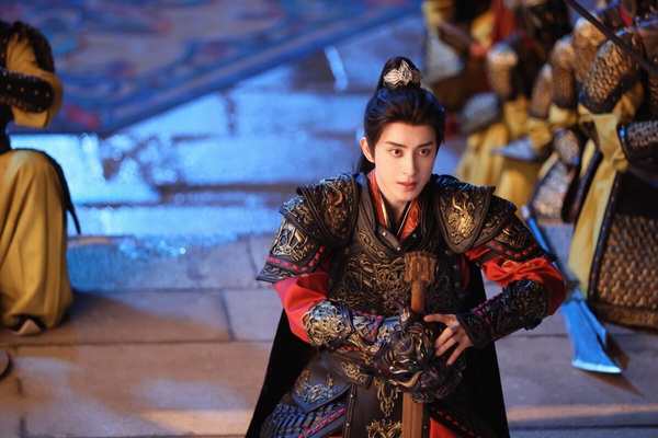敖瑞鵬在《朝雪錄》的少年將軍扮相很迷人！敖瑞鵬在《朝雪錄》飾演的燕遲是朔西軍少帥，武藝高強，智勇雙全。燕遲少年從軍，戰功赫赫，既有少年的張揚銳氣，又因戰友犧牲從此多了一份沉穩。