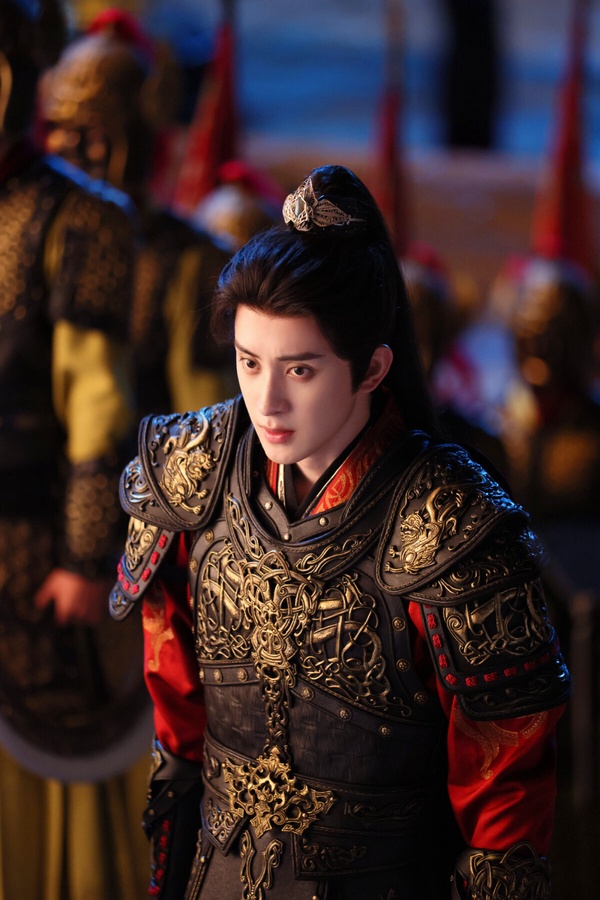 敖瑞鵬在《朝雪錄》的少年將軍扮相很迷人！敖瑞鵬在《朝雪錄》飾演的燕遲是朔西軍少帥，武藝高強，智勇雙全。燕遲少年從軍，戰功赫赫，既有少年的張揚銳氣，又因戰友犧牲從此多了一份沉穩。