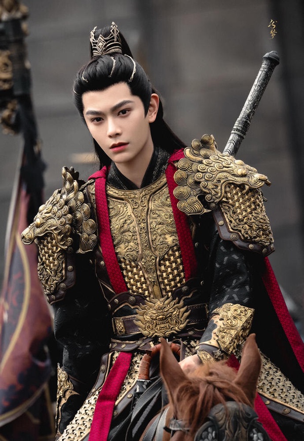 《山河枕》丁禹兮的少年將軍扮相超帥！劇中丁禹兮飾演的衛韞本來是個意氣風發、無憂無慮的少年，天塌下來有哥哥頂著，然而一場戰役，衛家七子去，一子歸，只有衛韞活了下來。衛韞不得不一夜長大，撐起衛家。