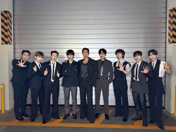 SUPER JUNIOR團員們穿著帥氣的黑色西裝團體合照，展現團隊情誼與氣勢。