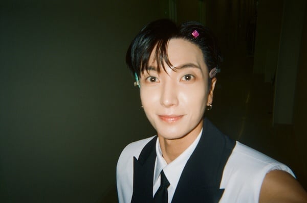  SUPER JUNIOR隊長利特穿著黑白西裝背心與白襯衫，神情溫暖卻眼神堅定，展現領導者風範