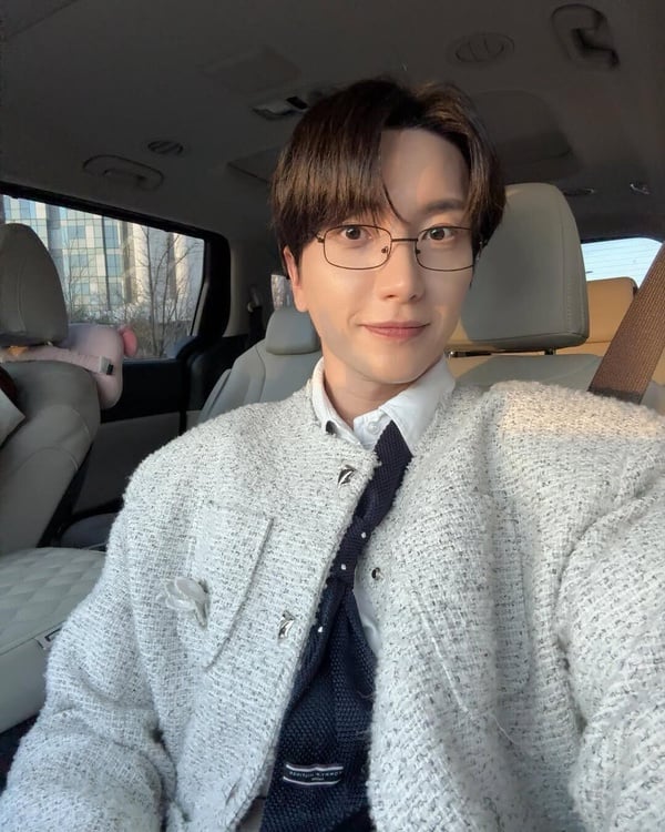 SUPER JUNIOR隊長利特拿著手機自拍，親切地看著鏡頭，展現私下溫暖親民的形象。
