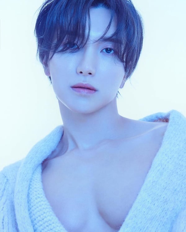 42歲的SUPER JUNIOR隊長利特宣傳照，大方展現他驚人的冰塊腹肌與精壯好身材。