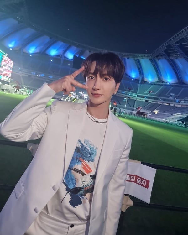SUPER JUNIOR利特穿著白色西裝在大巨蛋展現溫暖微笑的可愛花絮照，傳遞正能量，鼓勵粉絲積極面對生活。