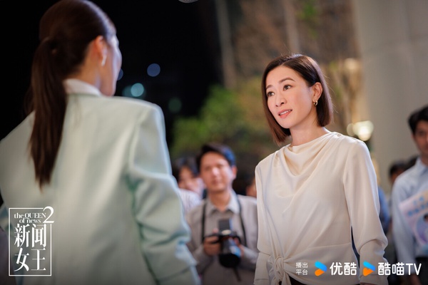 《新聞女王》其實是一部港劇，香港TVB出品，第一季在優酷上線後意外爆紅。它沒有工業糖精，沒有戀愛腦，反而充滿各種勾心鬥角。劇情狗血精彩，衝突和反轉不斷，而最近推出第二季，雖然熱度下降，但口碑依然高！女性獨立強大的內核沒變，新聞案例的尺度和寫實性又更升一級。