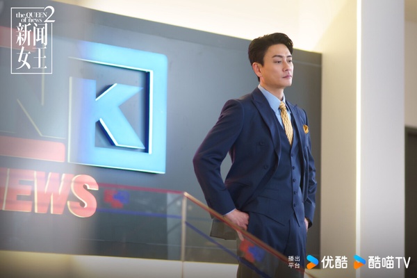 《新聞女王》其實是一部港劇，香港TVB出品，第一季在優酷上線後意外爆紅。它沒有工業糖精，沒有戀愛腦，反而充滿各種勾心鬥角。劇情狗血精彩，衝突和反轉不斷，而最近推出第二季，雖然熱度下降，但口碑依然高！女性獨立強大的內核沒變，新聞案例的尺度和寫實性又更升一級。