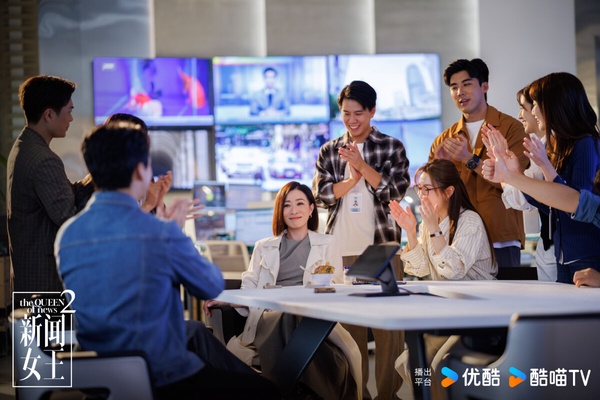 《新聞女王》其實是一部港劇，香港TVB出品，第一季在優酷上線後意外爆紅。它沒有工業糖精，沒有戀愛腦，反而充滿各種勾心鬥角。劇情狗血精彩，衝突和反轉不斷，而最近推出第二季，雖然熱度下降，但口碑依然高！女性獨立強大的內核沒變，新聞案例的尺度和寫實性又更升一級。
