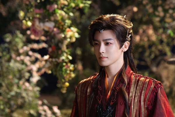 《入青雲》侯明昊飾演的紀伯宰是最近深受喜愛的古裝劇男主，劇中紀伯宰是個浪蕩美男，他的童年受盡迫害，作為極星淵的罪囚鬥者，自幼在奴役中成長，青雲大會上一舉打敗明意後，兩人互相試探、鬥智鬥愛。