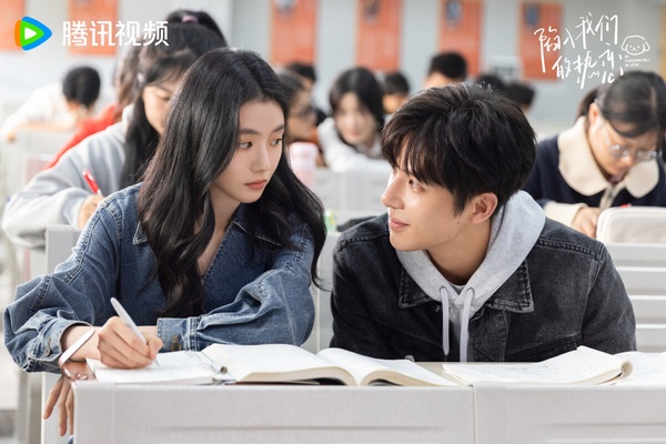王安宇去年在年代劇《小巷人家》刷足存在感，成為觀眾心中的好感演員，而今年王安宇出現在現偶愛情劇《陷入我們的熱戀》，表現也很受好評！《陷入我們的熱戀》改編自耳東兔子的同名小說，原著是火爆程度不輸《難哄》的甜寵小說。