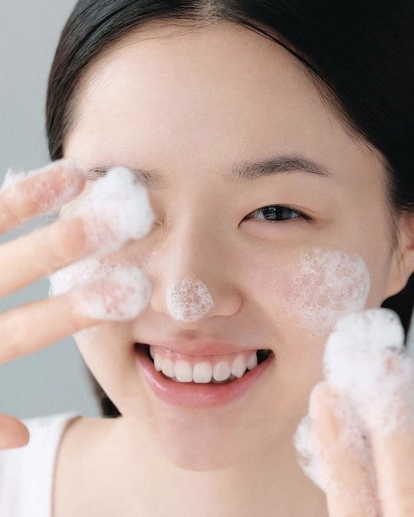 開架洗面乳推薦2：Neogence 霓淨思 玻尿酸溫和保濕洗面乳