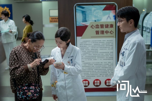 《問心》在豆瓣衝出8.5的高分，是近幾年極少數評分超過八分的醫療劇。從頭好看到尾，被一致力薦！很多醫療劇懸浮又不真實，包著醫療劇的外殼談戀愛，但《問心》不會。《問心》採單元劇的形式，每個小故事都非常好看，劇情溫暖，又呈現了醫患、醫生間、患者間各自的困境與難處，能看出劇組有用心做過功課。三位主角選角非常好，全員演技在線，值得一追！