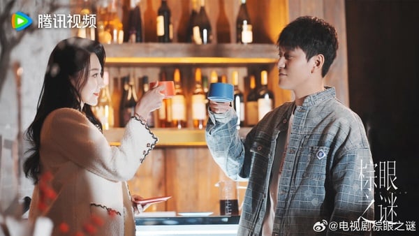 《棕眼之謎》找來高口碑古裝劇《天行健》的演員班底秦俊傑、傅菁等人搭檔，雖然口碑沒有《天行健》一面倒好評，不過也是最近可以一看的懸疑劇。觀眾稱讚這部劇拍攝手法有古早懸疑感，還帶了一點狗血感，人物立體，秦俊傑演技依然穩定。