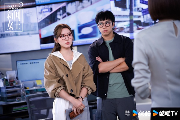 《新聞女王》其實是一部港劇，香港TVB出品，第一季在優酷上線後意外爆紅。它沒有工業糖精，沒有戀愛腦，反而充滿各種勾心鬥角。劇情狗血精彩，衝突和反轉不斷，而最近推出第二季，雖然熱度下降，但口碑依然高！女性獨立強大的內核沒變，新聞案例的尺度和寫實性又更升一級。