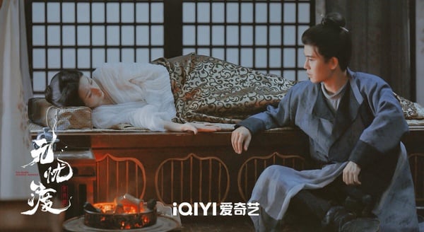 任嘉倫今年推出的古裝劇《鳳凰台上》和《無憂渡》都走虐戀路線，上半年的《無憂渡》豆瓣評分高達7.5，很多觀眾看完都無法出坑。《無憂渡》很有《聊齋誌異》的感覺，單元式的故事，中式志怪的氛圍很到位，每個篇章都很有餘韻，不是千篇一律的無聊古偶，是追完會留在觀眾心中的好劇。