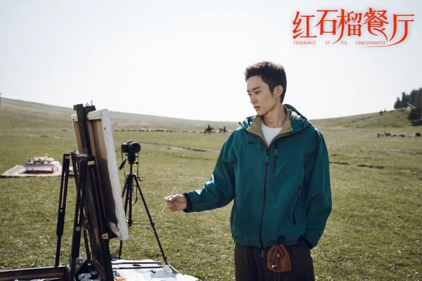 《紅石榴餐廳》是一部以新疆為背景拍攝的治癒劇，劇中可以看到很多新疆美景，女主也找來新疆美人加奈那主演。這部劇沒有太多狗血、強節奏情節，如果是喜歡《去有風的地方》、《我的阿勒泰》那種治癒劇，那麼可以一試，步調慢慢的，很適合放空追。但如果是喜歡《許我耀眼》、《鳳凰台上》那種張力強的劇，可能就不會喜歡這部。